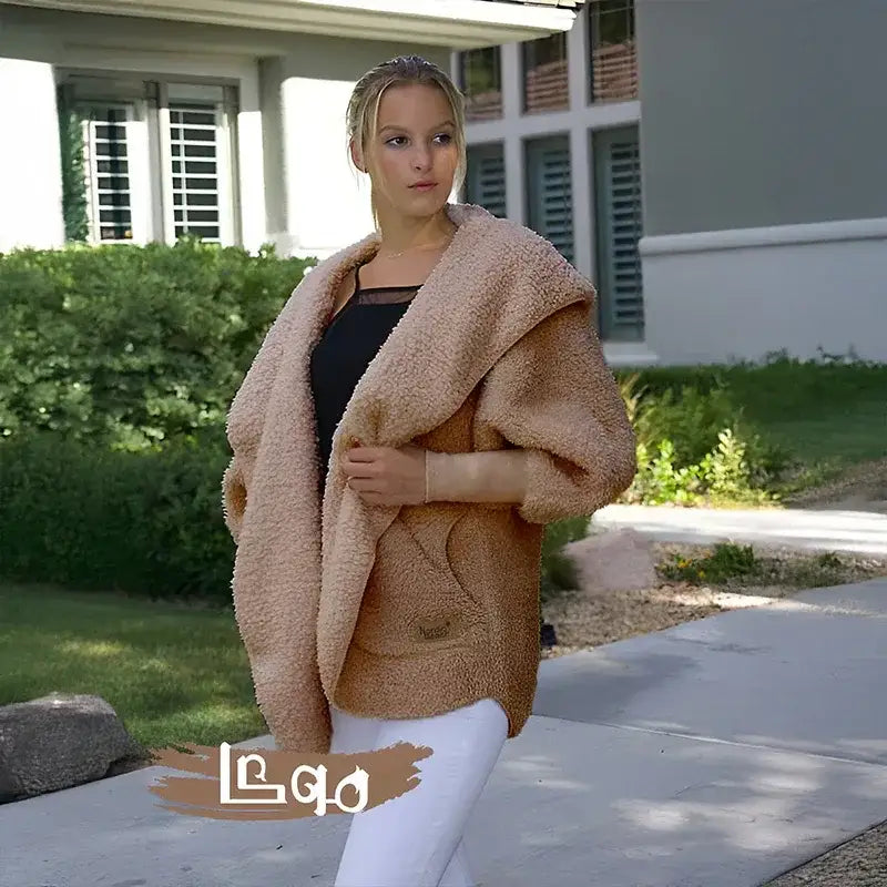 ملابس بناتي مودرن بتصميم عصري أنيق، جاكيت فرو بيج طويل بأكمام واسعة